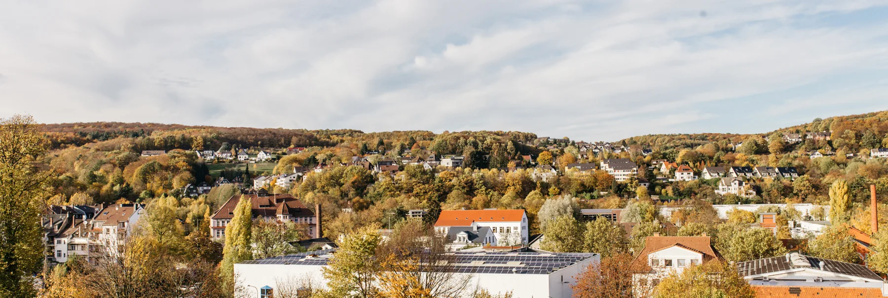Blick von der Praxis über die Hänge und Dächer von Hagen-Haspe im Herbst