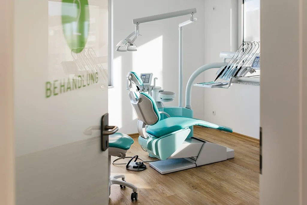 Behandlungszimmer der Panorama Praxis mit Blick durch die Glastür